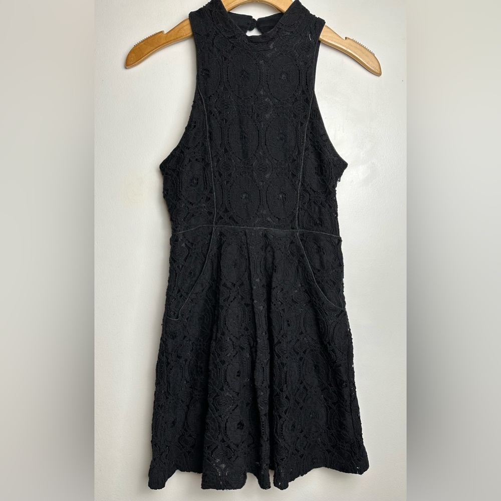 Kimchi Blue High Neck Lace Dress Lined Size 0 Sleeveless Black Skater Size Zip